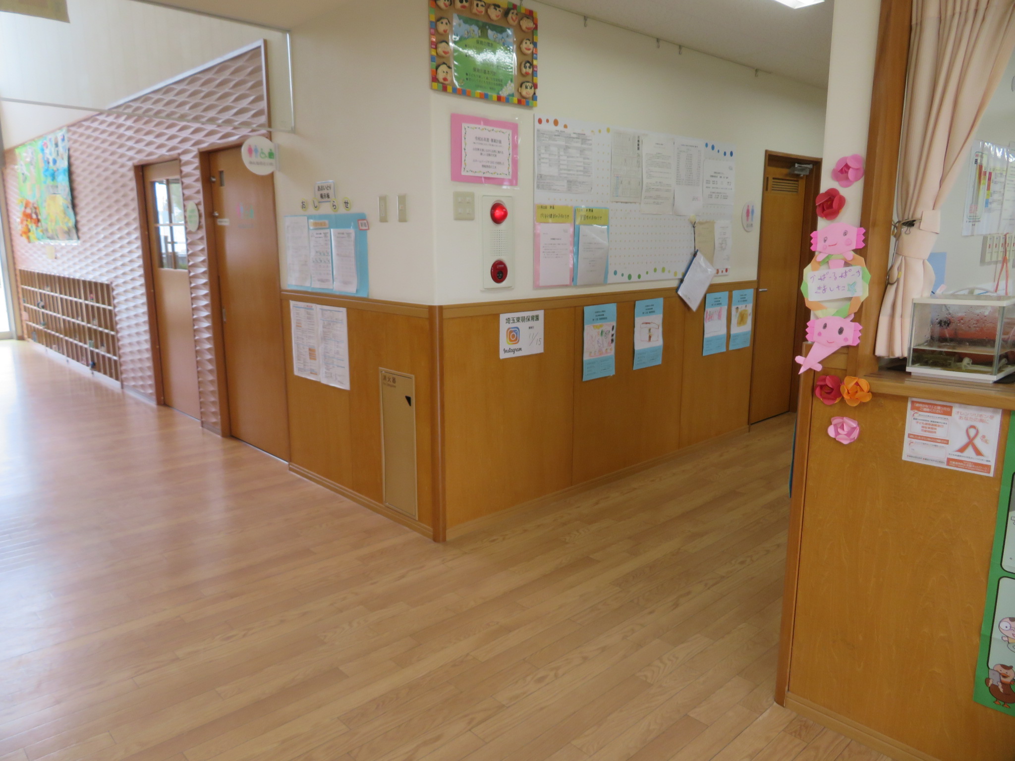 玄関は子どもたちの登園管理もしています