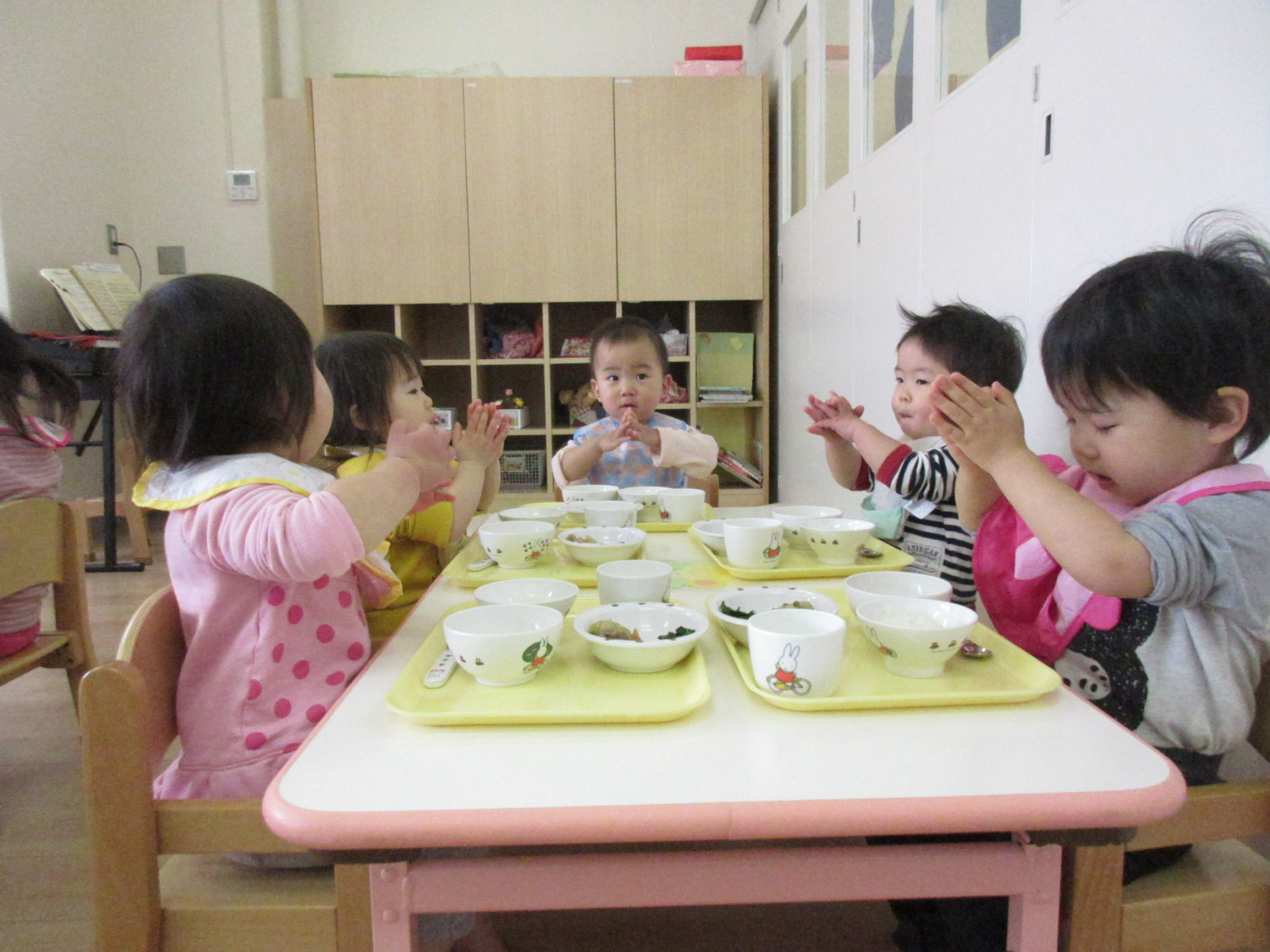 みんなで食べる給食は美味しいね♪